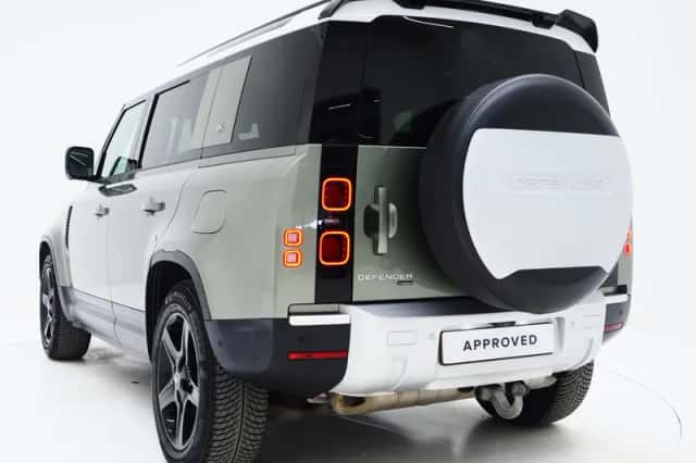 Land Rover Defender (2021) thumbnail 3