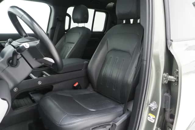 Land Rover Defender (2021) thumbnail 4