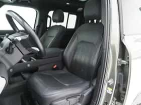 Land Rover Defender (2021) thumbnail 4