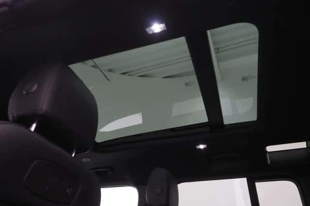 Land Rover Defender (2021) thumbnail 33