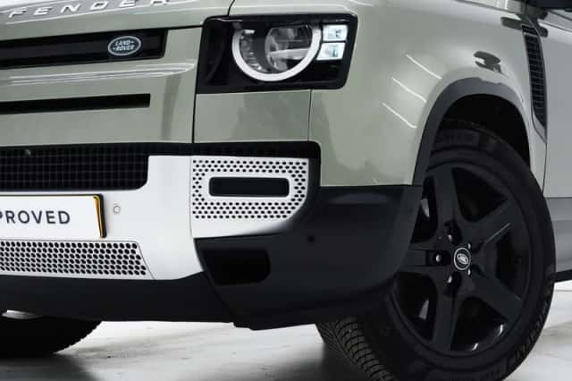 Land Rover Defender (2021) thumbnail 6