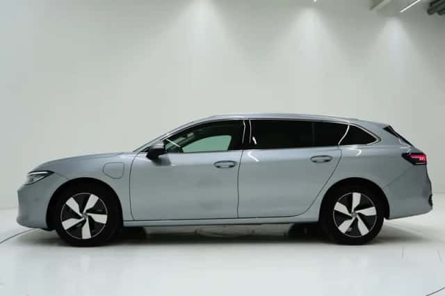 Volkswagen Passat (2024) thumbnail 2