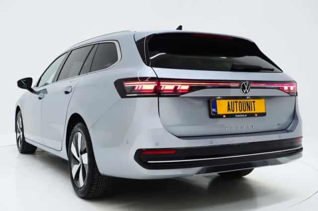 Volkswagen Passat (2024) thumbnail 3