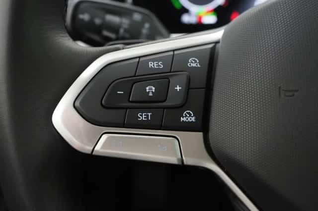 Volkswagen Passat (2024) thumbnail 25