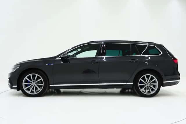Volkswagen Passat (2022) thumbnail 2