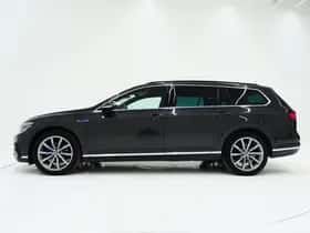 Volkswagen Passat (2022) thumbnail 2