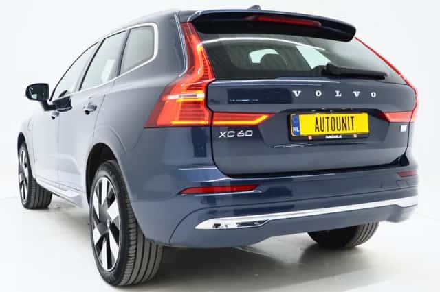 Volvo XC60 (2023) thumbnail 3