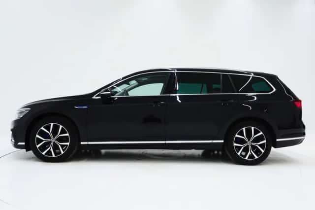 Volkswagen Passat (2021) thumbnail 2