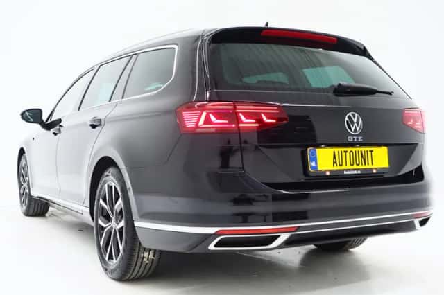 Volkswagen Passat (2021) thumbnail 3
