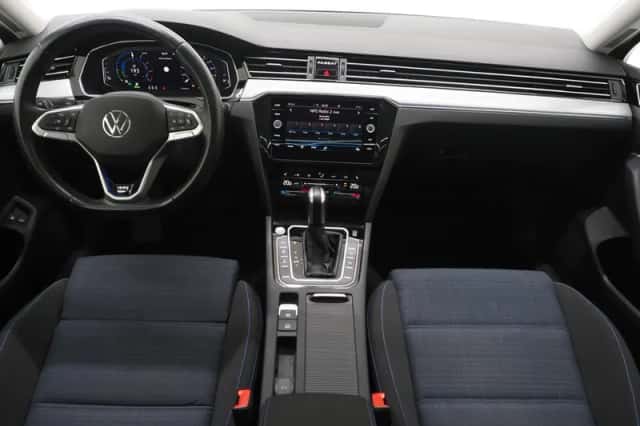 Volkswagen Passat (2021) thumbnail 5