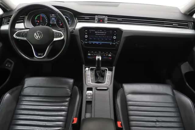 Volkswagen Passat (2022) thumbnail 5