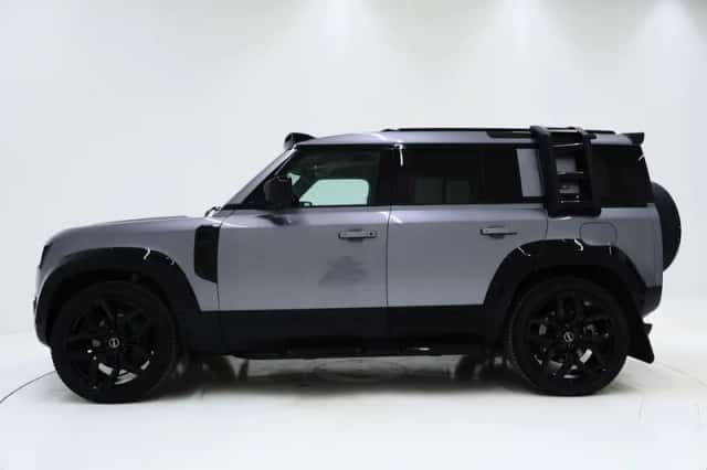 Land Rover Defender (2021) thumbnail 2