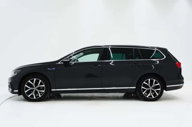 Volkswagen Passat (2021) thumbnail 2