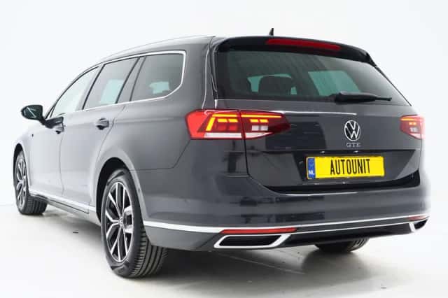 Volkswagen Passat (2021) thumbnail 3