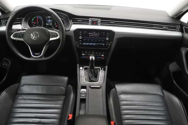 Volkswagen Passat (2021) thumbnail 5