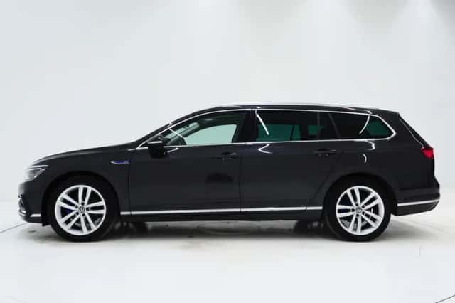 Volkswagen Passat (2023) thumbnail 2