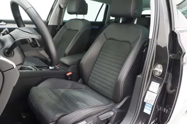 Volkswagen Passat (2023) thumbnail 4