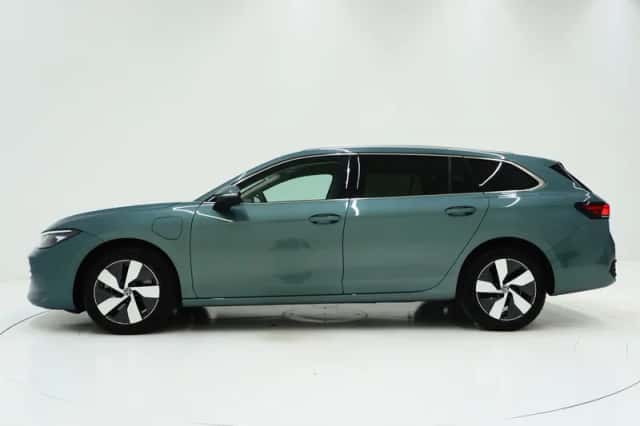 Volkswagen Passat (2025) thumbnail 2