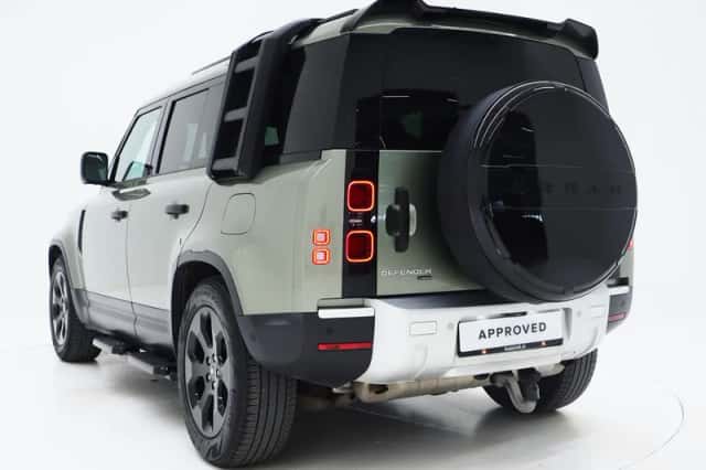 Land Rover Defender (2021) thumbnail 3