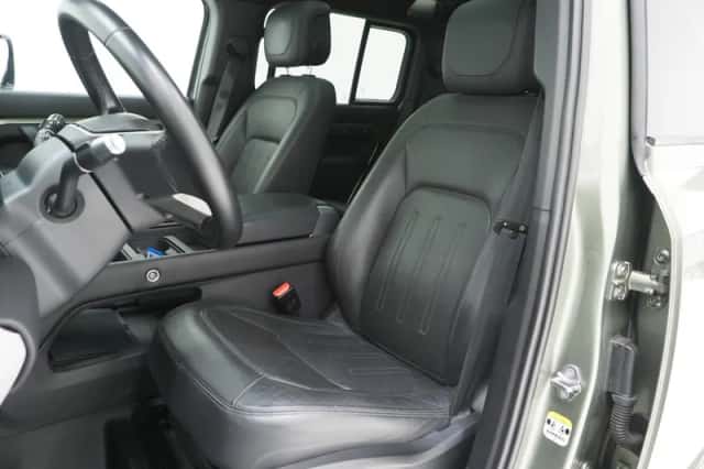 Land Rover Defender (2021) thumbnail 4