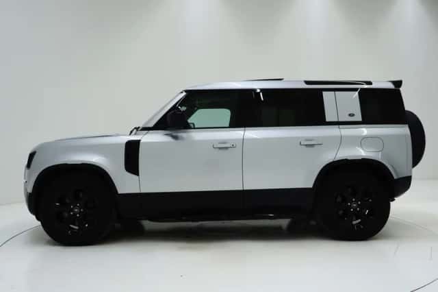 Land Rover Defender (2021) thumbnail 2