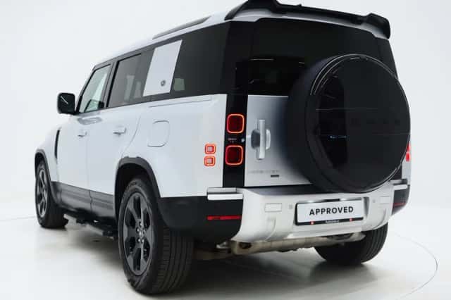 Land Rover Defender (2021) thumbnail 3