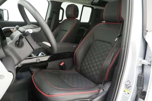 Land Rover Defender (2021) thumbnail 4