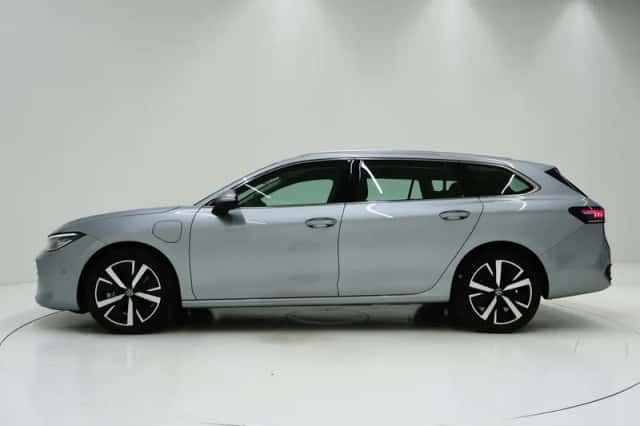 Volkswagen Passat (2025) thumbnail 2