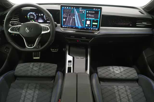 Volkswagen Passat (2025) thumbnail 5