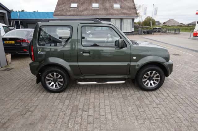 Suzuki Jimny (2017) thumbnail 4