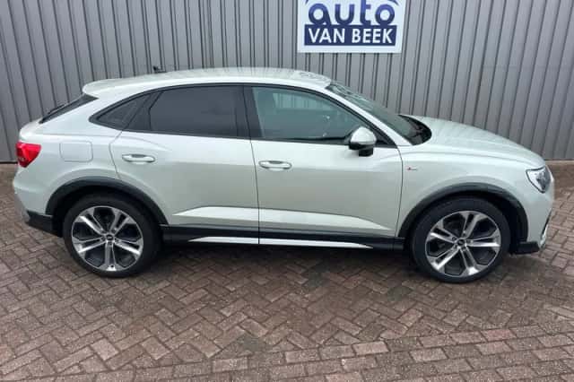 Audi Q3 (2022) thumbnail 2
