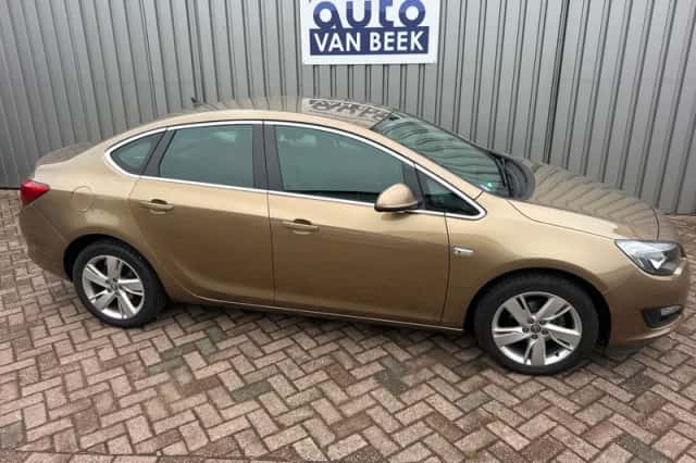 Opel Astra (2013) thumbnail 1