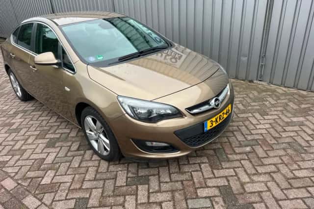 Opel Astra (2013) thumbnail 2