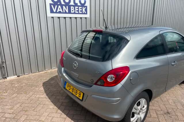 Opel Corsa (2013) thumbnail 3