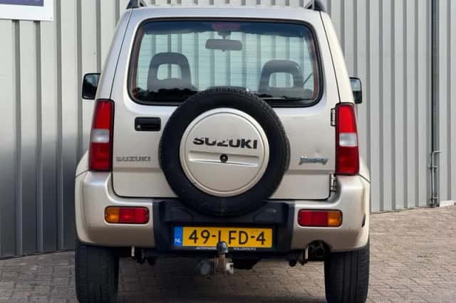 Suzuki Jimny (2010) thumbnail 3