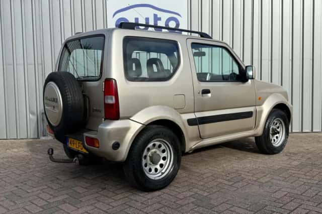 Suzuki Jimny (2010) thumbnail 4