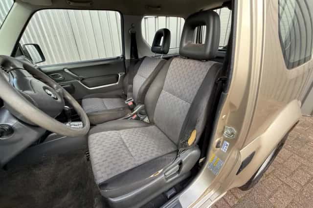 Suzuki Jimny (2010) thumbnail 6