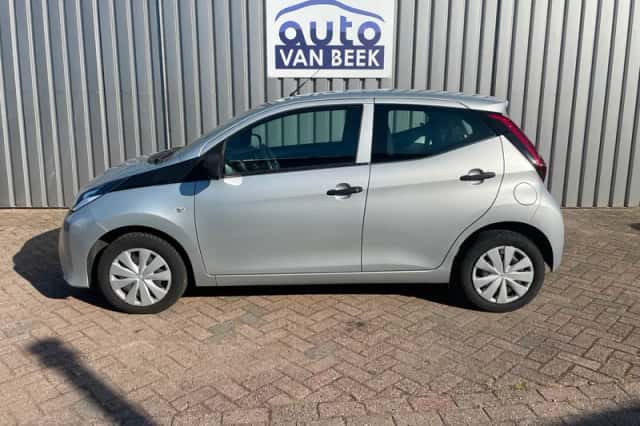 Toyota Aygo (2021) thumbnail 2