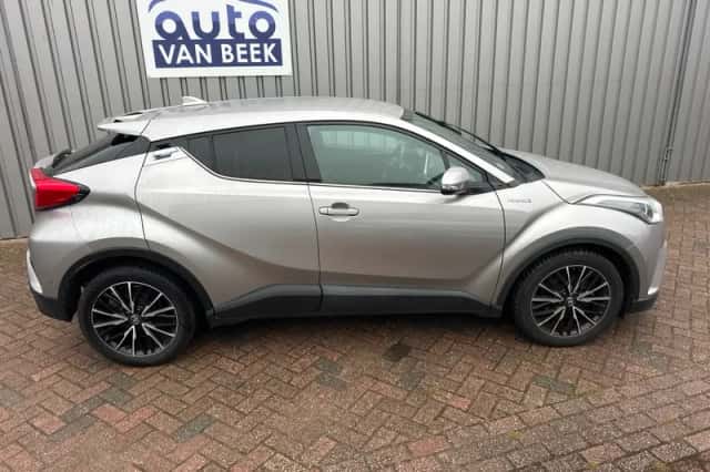 Toyota C-HR (2018) thumbnail 1