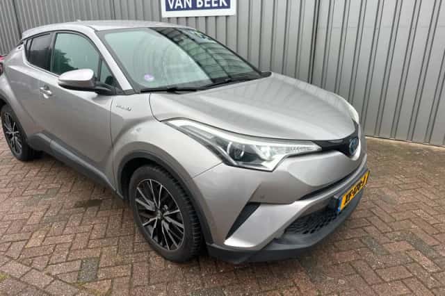 Toyota C-HR (2018) thumbnail 3