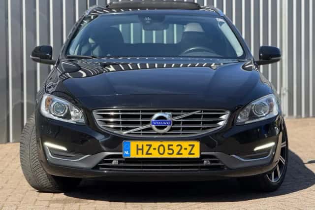 Volvo V60 (2015) thumbnail 3