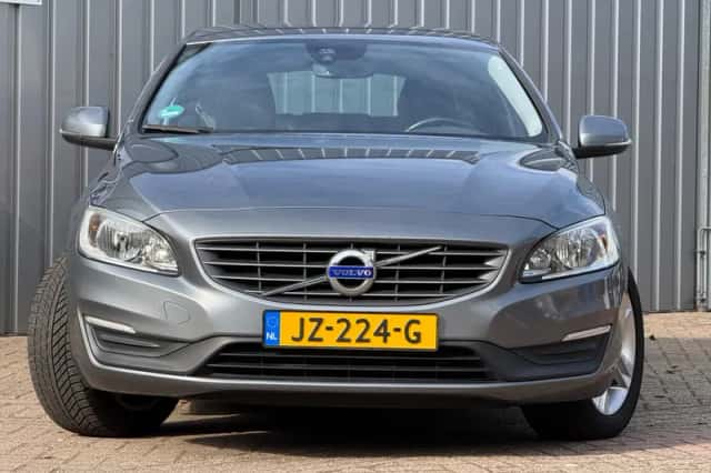 Volvo V60 (2016) thumbnail 3