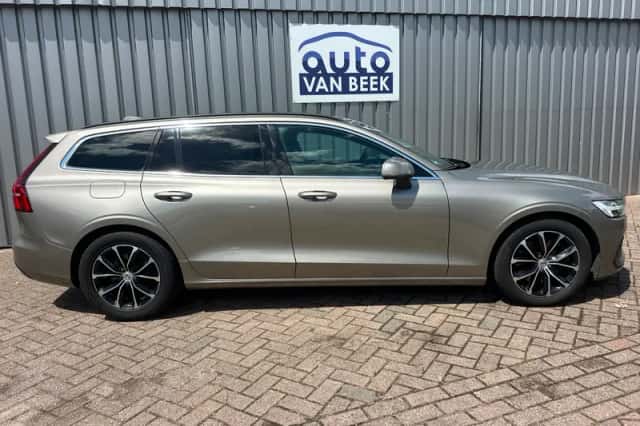 Volvo V60 (2021) thumbnail 2