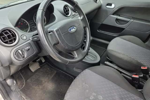 Ford Fiesta (2004) thumbnail 2