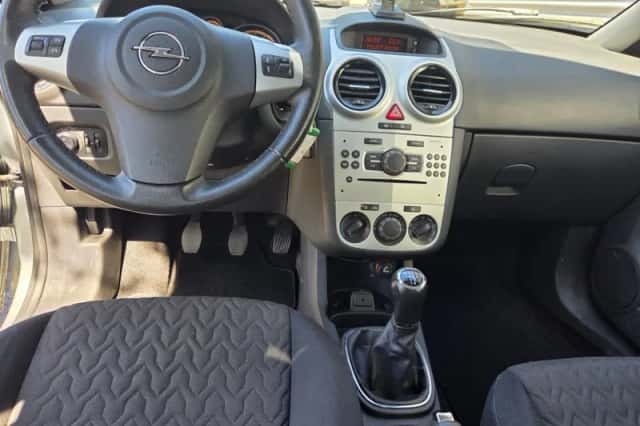 Opel Corsa (2013) thumbnail 3