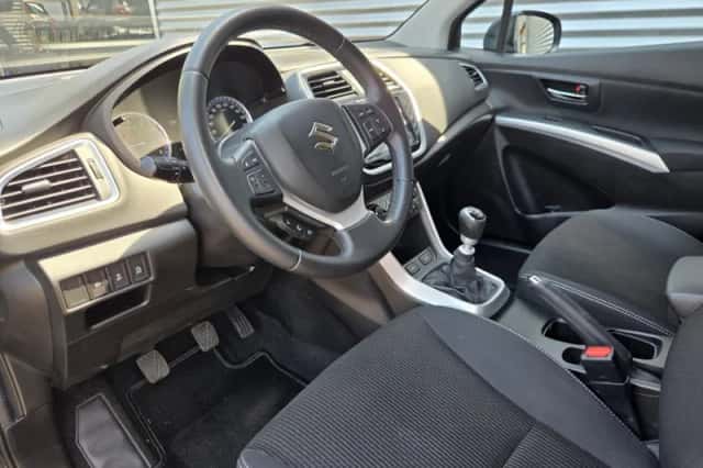 Suzuki S-Cross (2018) thumbnail 2