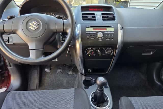 Suzuki SX4 (2010) thumbnail 2