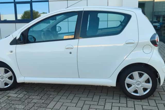 Toyota Aygo (2010) thumbnail 2