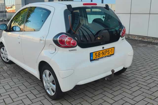 Toyota Aygo (2010) thumbnail 3