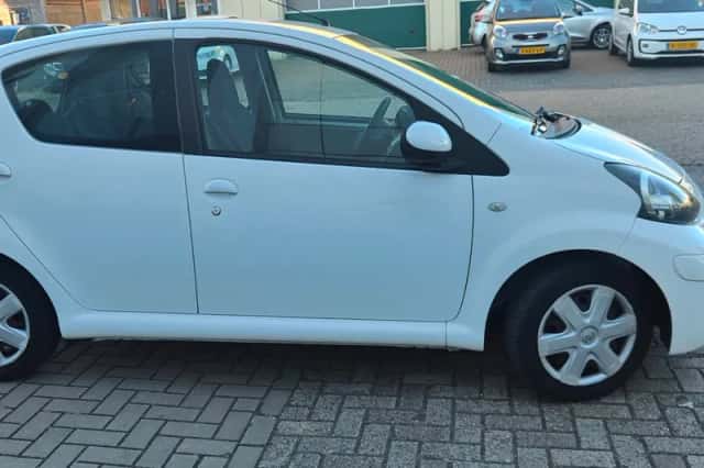 Toyota Aygo (2010) thumbnail 5